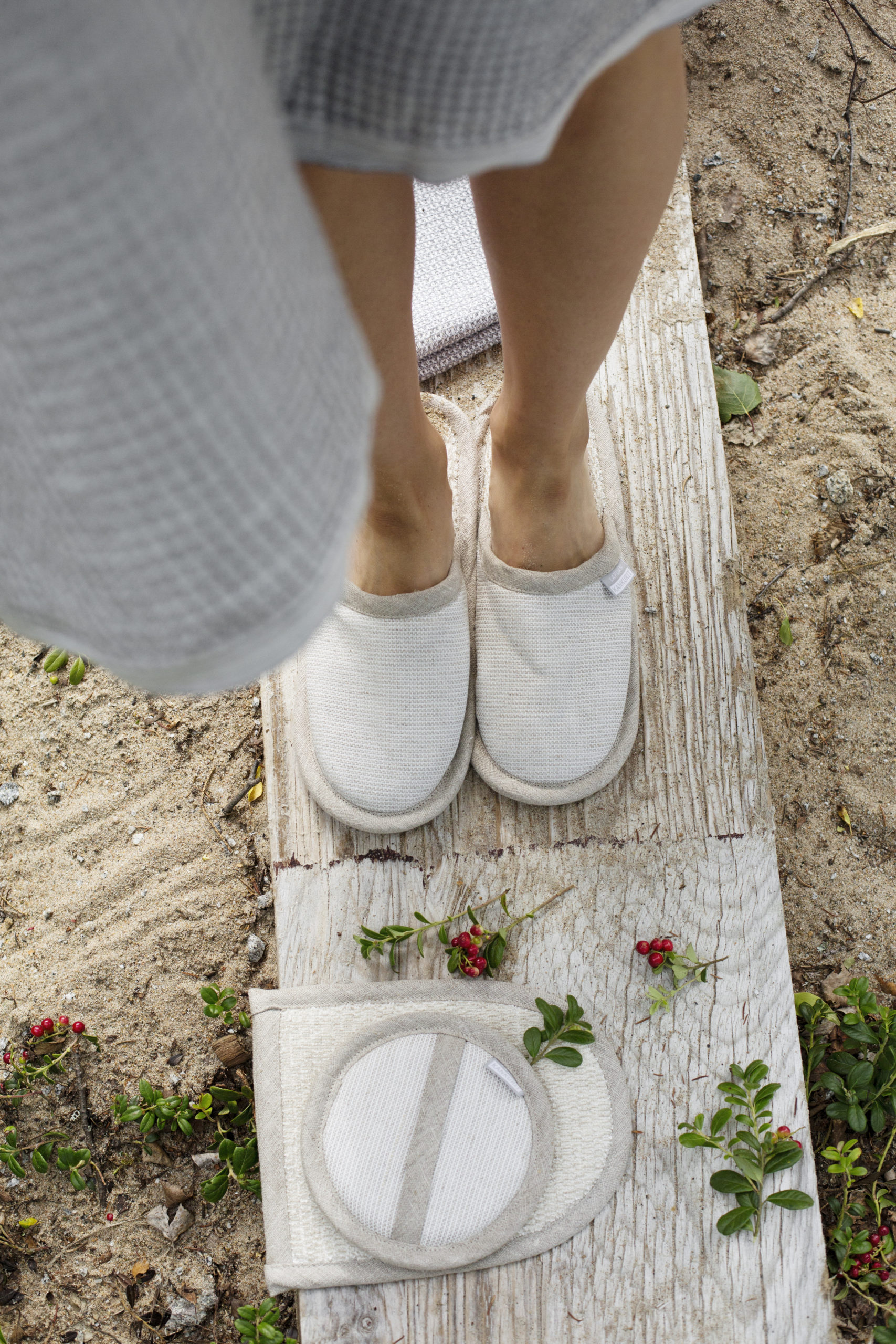 lapuankankurit_onni_slippers_wash_mitten_and_cosmetic_sponge_linen_2