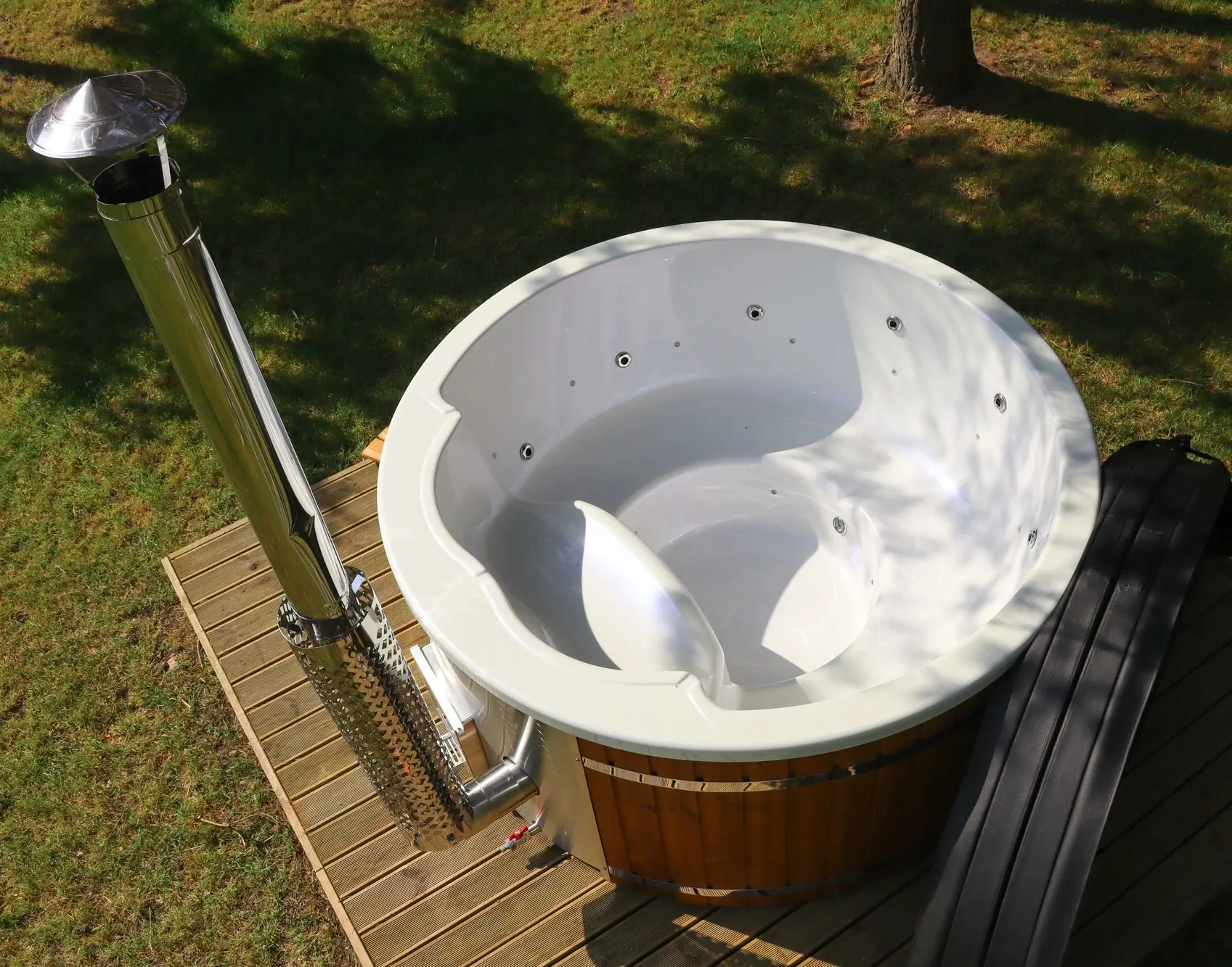 Memelwood-koupací sud-vertical-07-AndersKafka