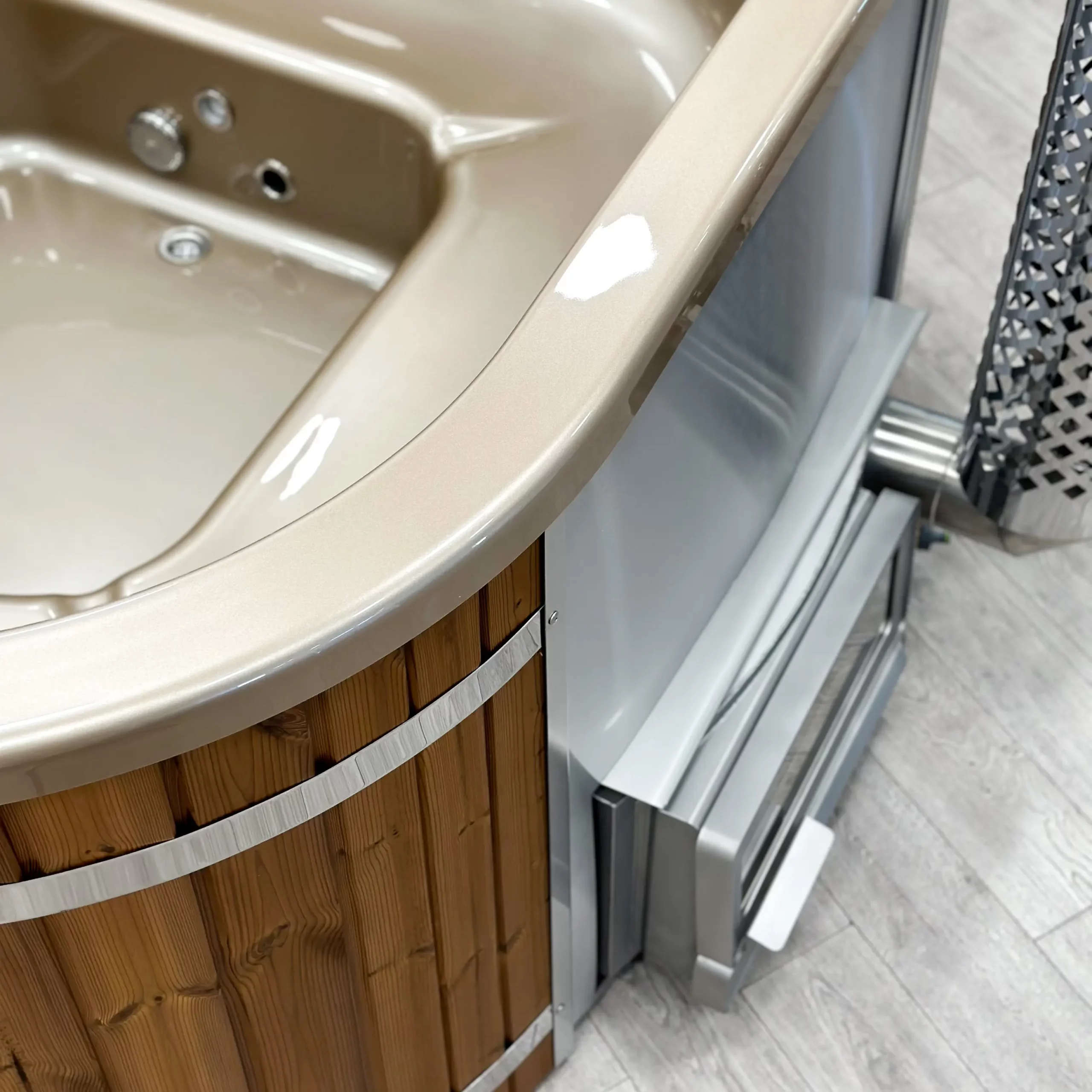 Hottub-square-horizont-07-Memelwood