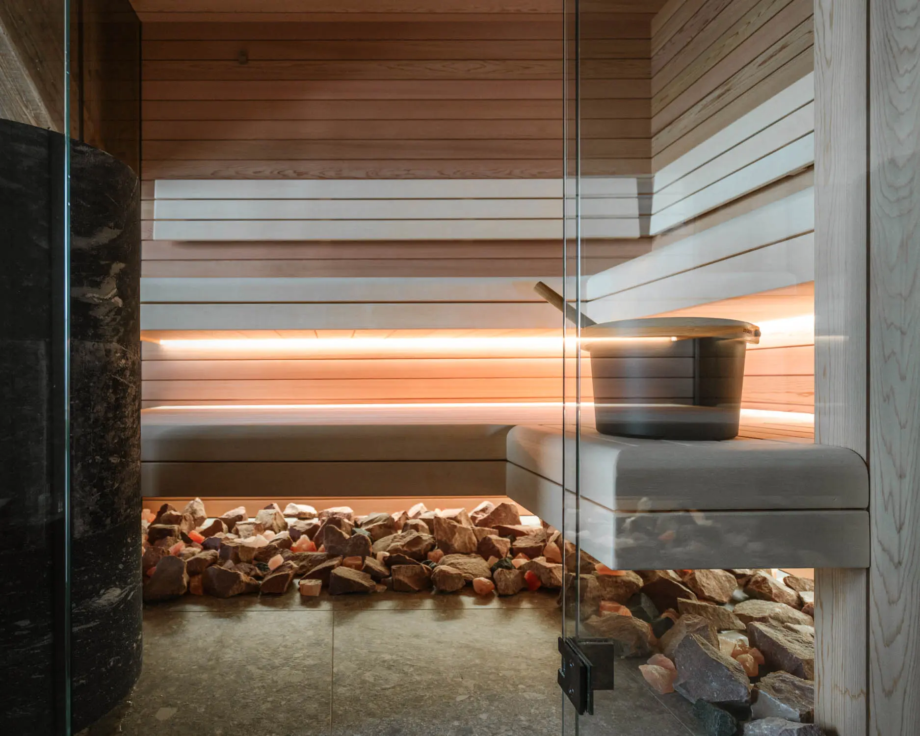 Designová prosklená sauna s dotekem přírody